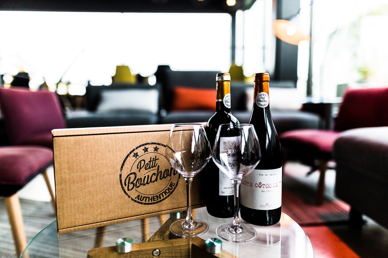 bouteilles de vin sur une table - ptit-bouchon-seance-photo-d-entreprise-8