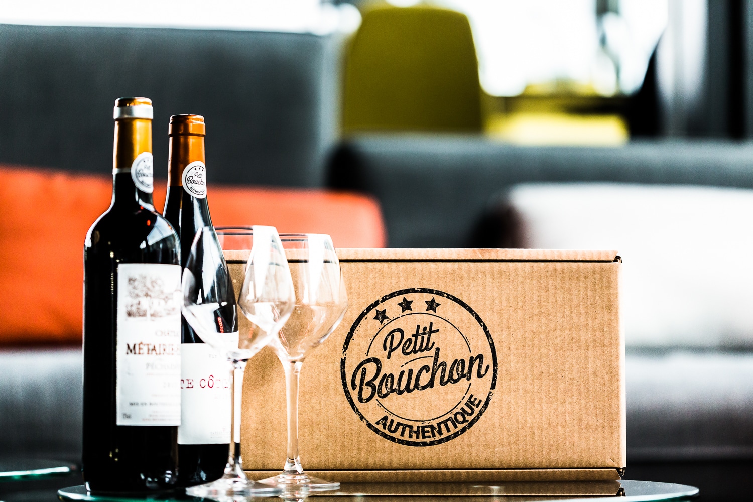 bouteilles de vin sur une table - ptit-bouchon-seance-photo-d-entreprise-8