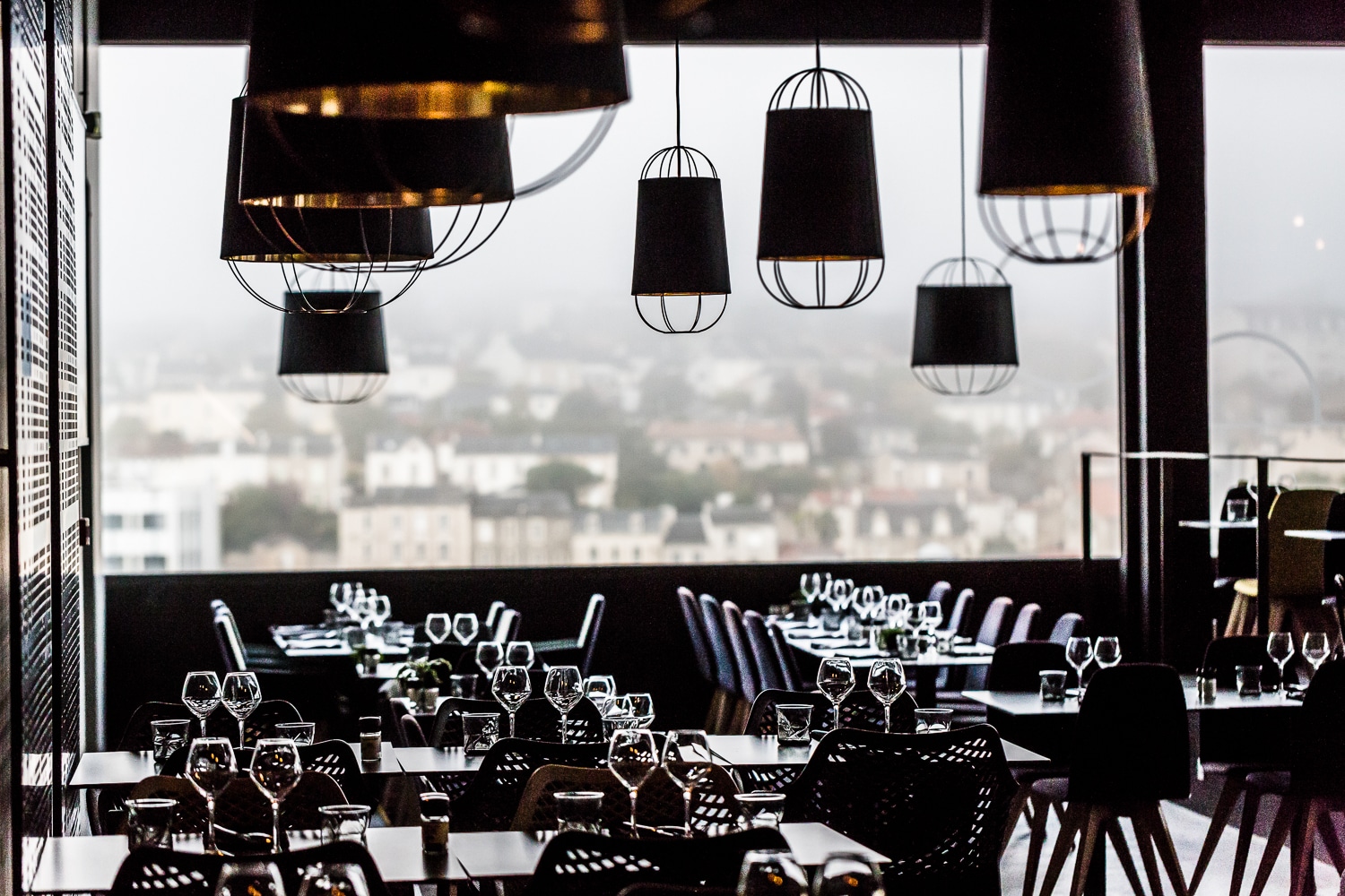 salle avec tables & chaises du Rooftop restaurent à Poitiers