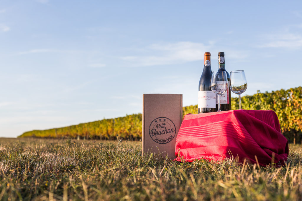 picnic à la campagne, bouteilles de vin sur une petite table - Photo pour le site ptit bouchon, vente de vin en ligne