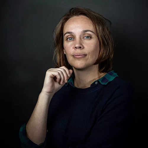 Séance photo au studio par Photographe Poitiers - photo d'une jeune femme en couleur