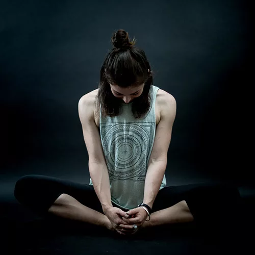 Séance photo au studio par Photographe Poitiers - photo en couleur d'une jeune femme faisant du yoga