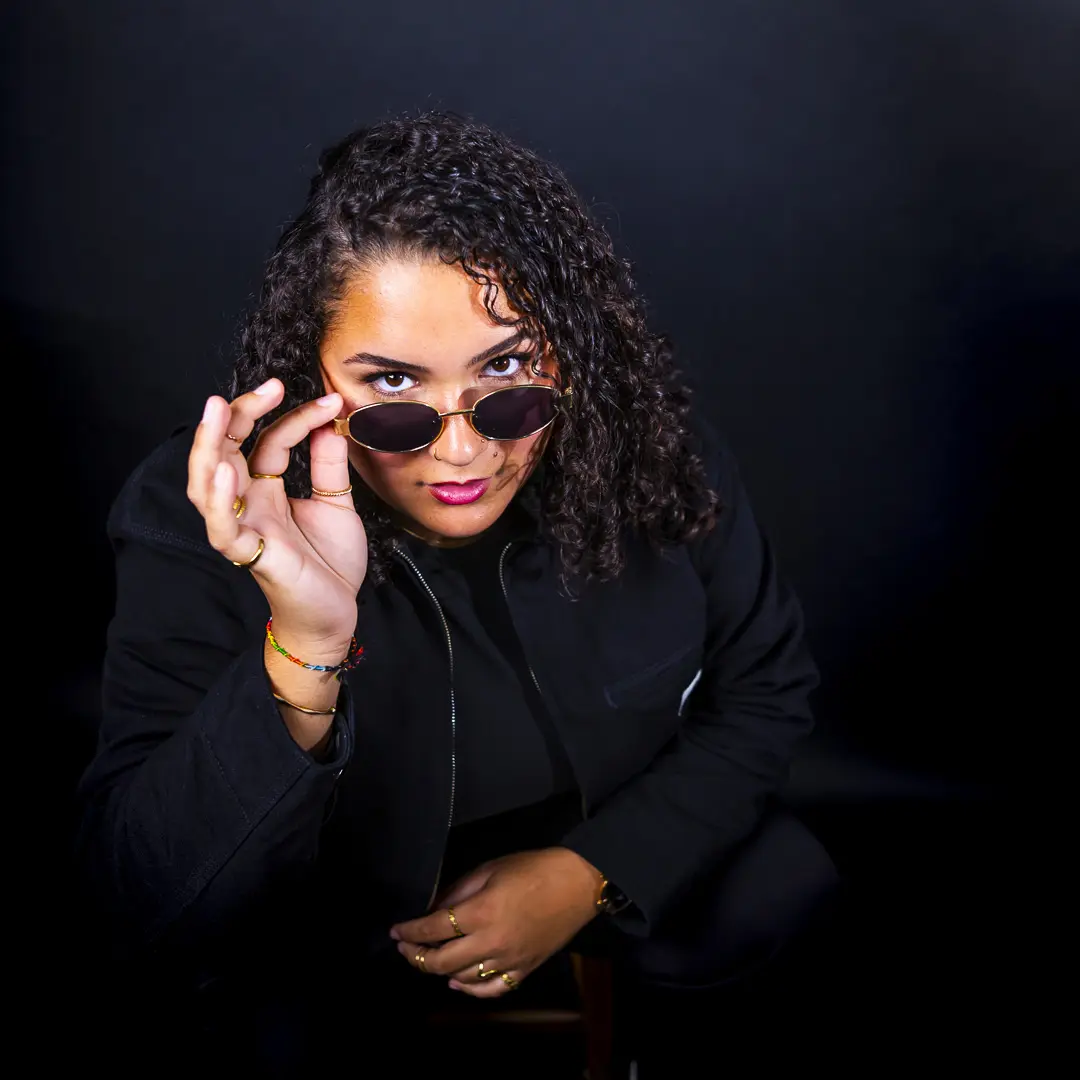 Séance photo au studio par Photographe Poitiers - photo portrait d'une jeune femme avec des lunettes en couleur