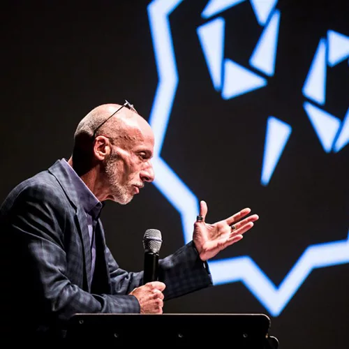 Photographie événementielle entreprise par Photographe Poitiers - Photo du directeur du TAP pendant un discours durant le Poitiers Film Festival