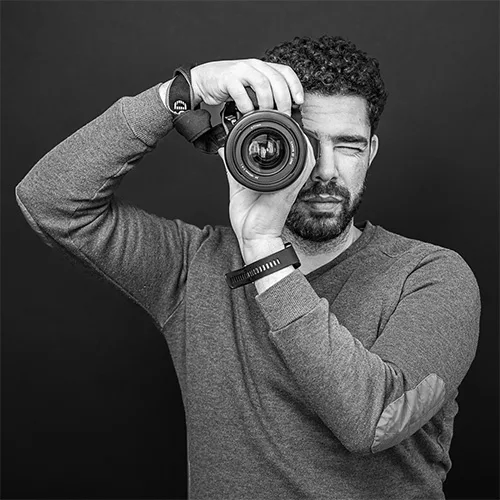 Raphaï Bernus en train de prendre une photo - photo noire et blanc prise au studio par Photographe Poitiers