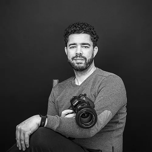 Raphaï Bernus photographe posant au studio. Photo noir et blanc prise au studio par Photographe Poitiers